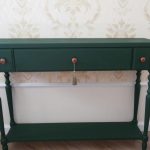 الجدول وحدة التحكم في غرفة مع الزهور الطازجة