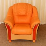 كرسي من الجلد بعد لافتة من الأثاث المنجد