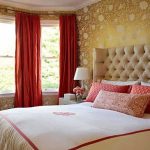 سرير كبير جميل مع اللوح الأمامي من مقرنة النقل