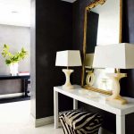 وحدة جميلة في اللون الأبيض في الداخل الحديثة.