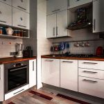 مطبخ زاوية جميل مع خزائن وظيفية حتى السقف.