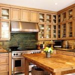 خزائن زجاجية جميلة في المطبخ الفسيح