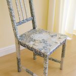 การตกแต่งที่สวยงามของเก้าอี้ในรูปแบบของโมเสค decoupage