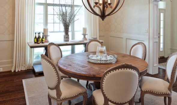 طاولة خشبية جميلة وواسعة