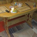 طاولة جميلة بيضاوية الشكل