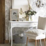 طاولة جميلة مع مرآة ماكياج