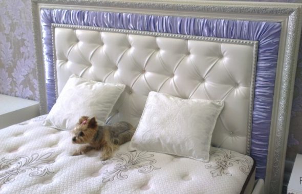 السرير مع الرغيف الفرنسي