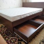 السرير مع أدراج بأيديهم