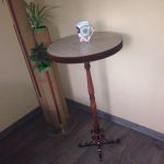 المائدة المستديرة على الساق العالية