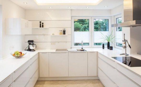 المطبخ دون خزانات العلوي ، على شكل حرف U