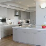 المطبخ مع سقف معلق وخزائن في السقف