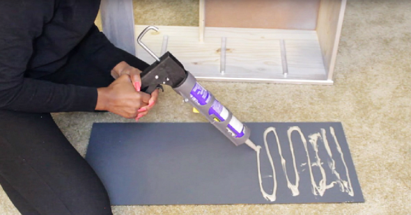 يمكنك إرفاق أي مرآة على الحائط مع الغراء