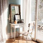 طاولة خلع الملابس الصغيرة مع درج