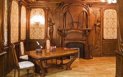 أثاث من الخشب الطبيعي