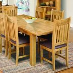 أثاث في المطبخ من الخشب الطبيعي