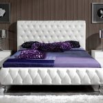 سرير أبيض ناعم في الداخل