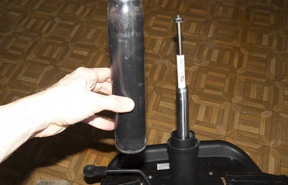 نضع الأنبوب على المحور