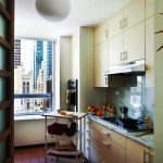 مطبخ صغير مع خزائن الميزانين