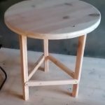 طاولة مستديرة صغيرة بأيديهم