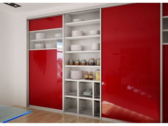 خزانة في المطبخ إلى السقف