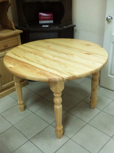 طاولة الصنوبر