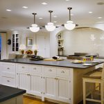 تصميم منطقة العمل والجزيرة في المطبخ بدون خزانات علوية