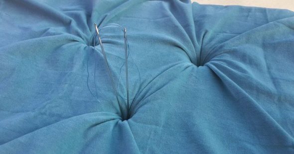 أدخل الإبرة في الحفرة