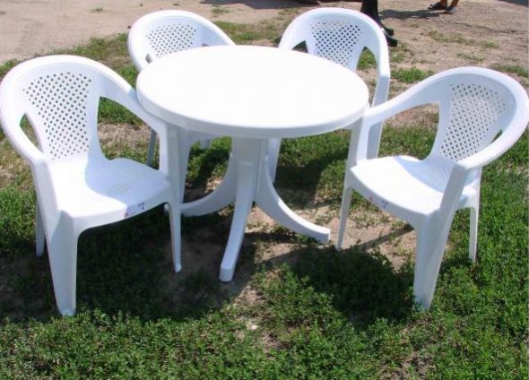 طاولة بلاستيكية