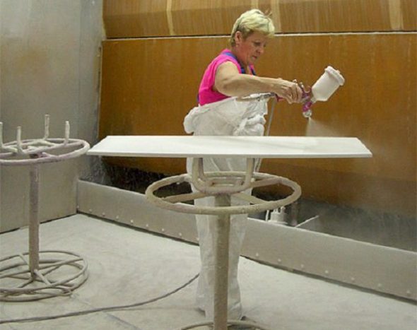 اللوحة مع بندقية رش