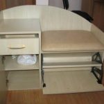 المدخل مع مقعد ، وتجميعها بيديه