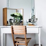 طاولة بسيطة مصنوعة من الخشب بأيديهم