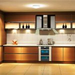 مطبخ واسع بإضاءة خلفية مع خزائن طويلة