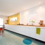 مطبخ واسع مع خزائن سفلية