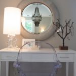 كرسي شفاف بالقرب من طاولة الملابس