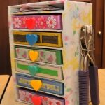 خزانة من الورق المقوى مصنوعة يدوياً بزخارف نباتية