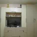 خزانة ملابس في غرفة المعيشة بأيديهم