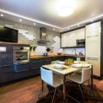 خزائن وحالة إلى السقف في المطبخ