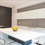 خزائن إلى السقف في المطبخ الحديث