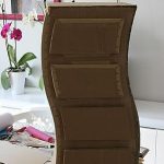 مزيج من اللون الخشبي الكلاسيكي مع شكل منحني بخفة