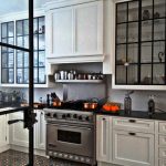 الزجاج وخزائن أعلى مغلقة في السقف