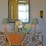 طاولة زجاجية مع ستائر قماشية