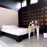 الجدار مع النقل سكريد كرئيس السرير