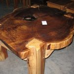 طاولة خشب صلبة