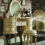 طاولة صغيرة مع إبهام نصف دائري