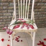 เก้าอี้หลังการซ่อมแซมและปรับปรุงใหม่โดยใช้เทคนิค decoupage Tulips