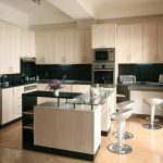 المطبخ الحديث مشرق مع خزائن الحائط طويل القامة