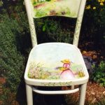 เทคนิค Decoupage สำหรับการฟื้นฟูบ้านเก้าอี้เก่าในหมู่บ้าน