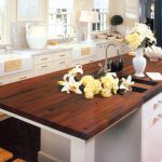 سطح عمل خشبي داكن للمطبخ المشرق