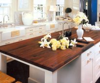 سطح عمل خشبي داكن للمطبخ المشرق