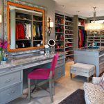 الجدول خلع الملابس في غرفة خلع الملابس